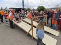 902340 Afbeelding van de 'rutschbaan', onderdeel van de kinderspelen op het grote parkeerterrein aan het begin van de ...